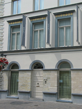 Voordeur in Romaanse stijl