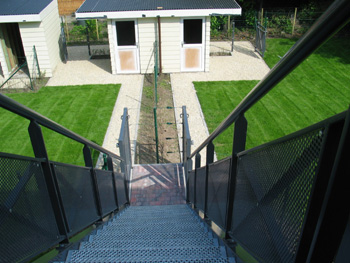 dubbele trap met dubbele tuinhuizen
